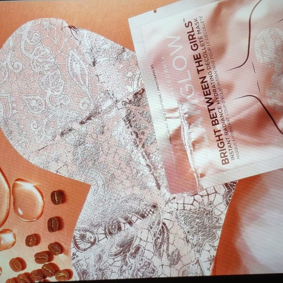 GLAMGLOW Bright Between The Girls Instant Radiance Hydrating Decollete Mask - Picture 4 of 5